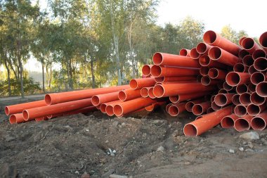 Kırmızı plastik tüp yığını