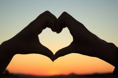 eller bir kalp oluşturan