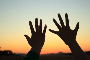 Gün batımında jest siluet