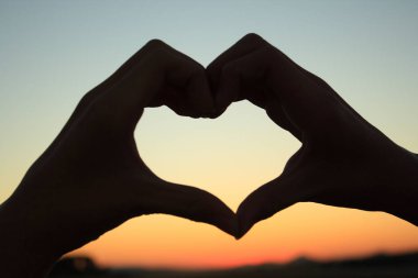 eller bir kalp oluşturan