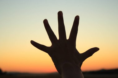 Gün batımında jest siluet