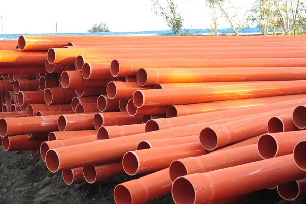 Kırmızı plastik tüp yığını