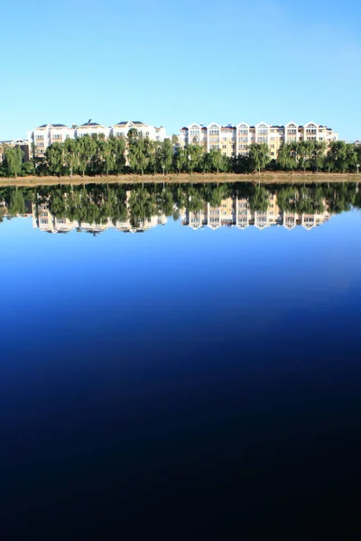 Reflexión Del Edificio Lago — Foto de Stock