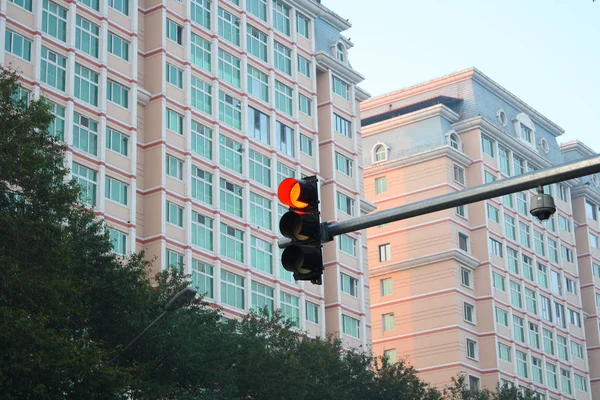 信号灯と建物 — ストック写真