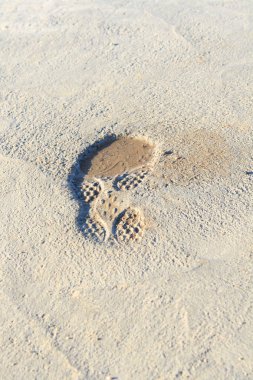 Beton zemin üzerinde baskılı ayakkabılar