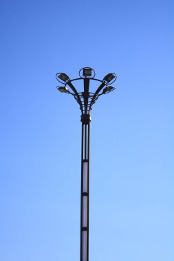 Closeup sokak mavi gökyüzü altında ışık