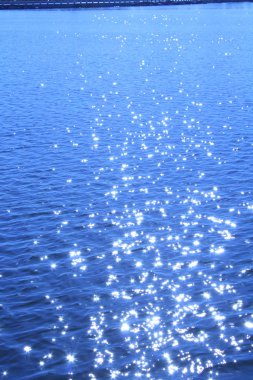 Su ripples yansıyan güneş ışığı