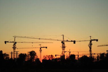 Şantiye alacakaranlıkta