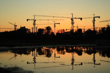 Şantiye alacakaranlıkta