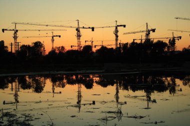 Şantiye alacakaranlıkta