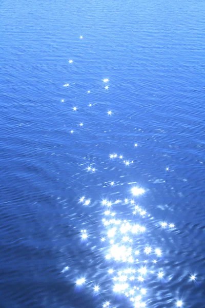 阳光反射在水的涟漪中 — 图库照片