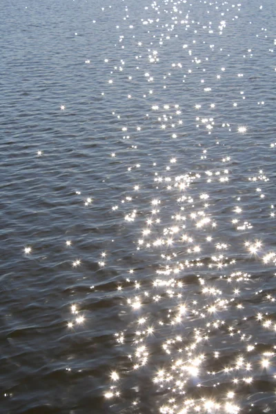 阳光反射在水的涟漪中 — 图库照片