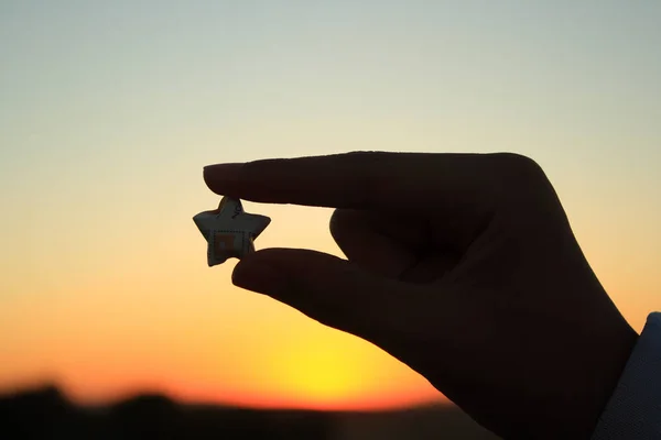 Tenendo Una Sagoma Stella — Foto Stock