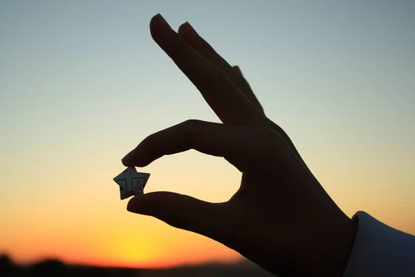 Segurando Uma Silhueta Forma Estrela — Fotografia de Stock