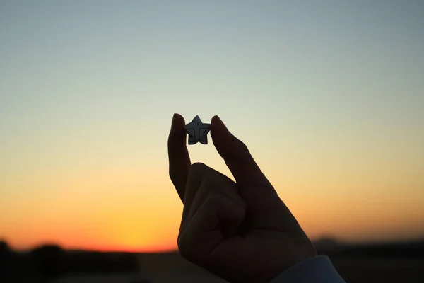 Tenendo Una Sagoma Stella — Foto Stock