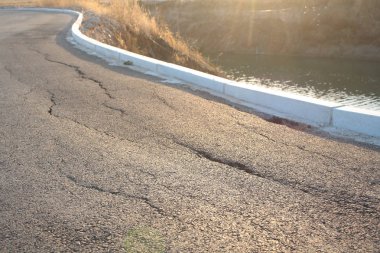 Asfalt yoldan kapatın