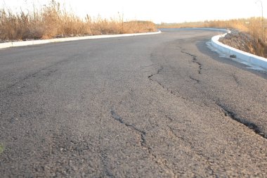 Asfalt yoldan kapatın