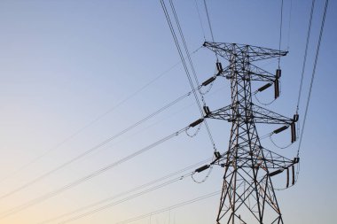 Gün batımında elektrik Kulesi