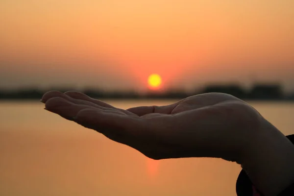 Mano Sosteniendo Sol — Foto de Stock