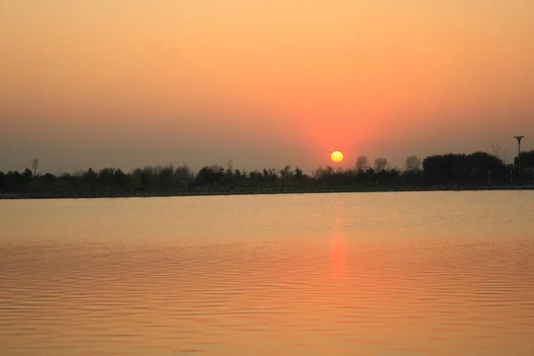Ηλιοβασίλεμα Στη Λίμνη — Φωτογραφία Αρχείου