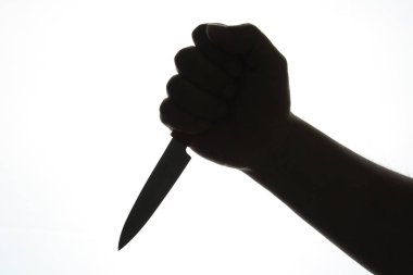 Bir mutfak bıçağı tutan eller