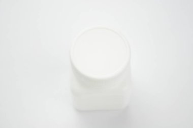 Tatlı beyaz plastik şişe