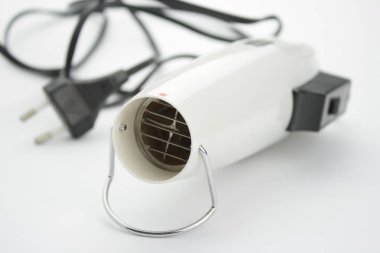 Yakın çekim beyaz saç kurutma makinesi