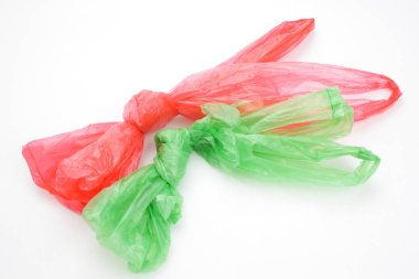 Beyaz arkaplanda plastik torba