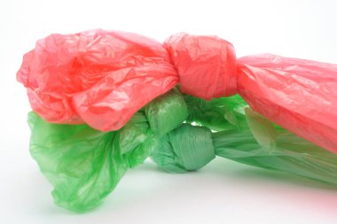 Beyaz arkaplanda plastik torba