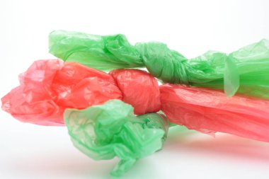 Beyaz arkaplanda plastik torba