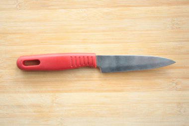 Ahşap arka planda mutfak bıçağı.