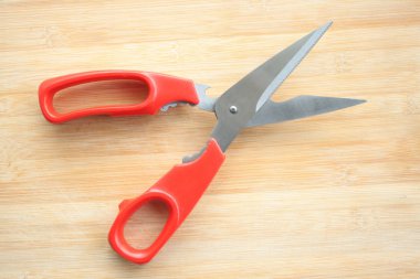 Ahşap zeminde kırmızı makas