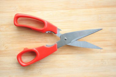 Ahşap zeminde kırmızı makas