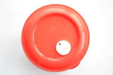 beyaz zemin üzerine plastik konteyner