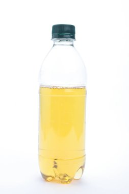 Beyaz arka plan üzerinde meşrubat