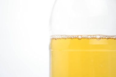 Beyaz arka plan üzerinde meşrubat