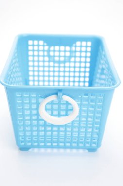 Beyaz arka plan üzerinde boş plastik sepet