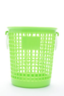 Beyaz arka plan üzerinde boş plastik sepet