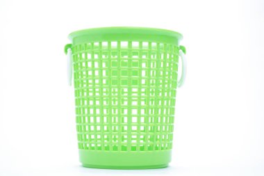 Beyaz arka plan üzerinde boş plastik sepet