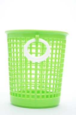 Beyaz arka plan üzerinde boş plastik sepet