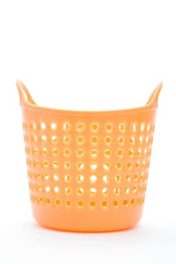 Beyaz arka plan üzerinde boş plastik sepet