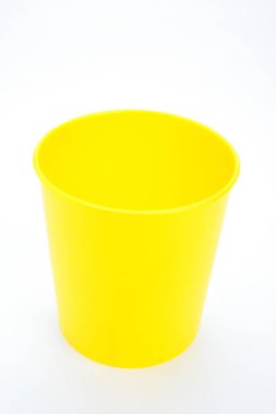 Beyaz arka plan üzerinde boş plastik sepet