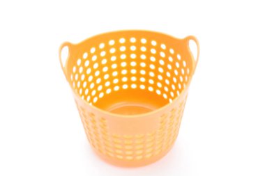 Beyaz arka plan üzerinde boş plastik sepet