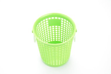 Beyaz arka plan üzerinde boş plastik sepet