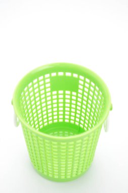 Beyaz arka plan üzerinde boş plastik sepet