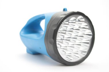 beyaz zemin üzerine mavi el feneri