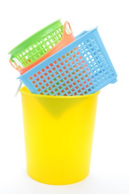 Beyaz arka plan üzerinde boş plastik sepet