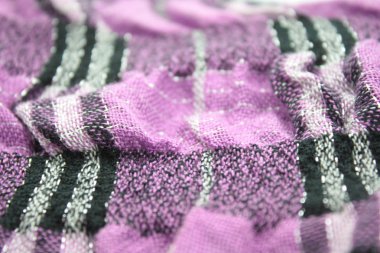 beyaz zemin üzerinde çizgili eşarp