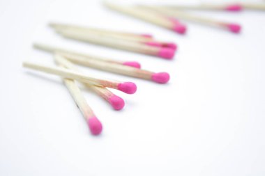 beyaz zemin üzerine matchsticks
