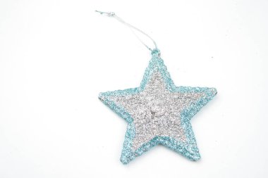 Beyaz arkaplanda Noel süsleri